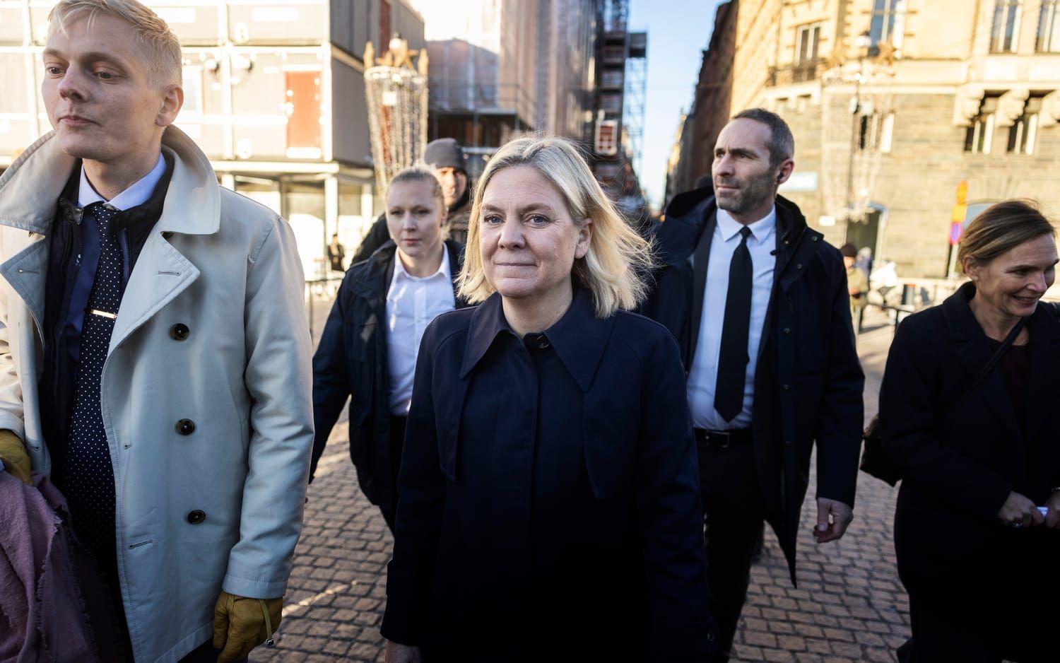 Magdalena Andersson på väg till Riksdagen för möte med talmannen. 