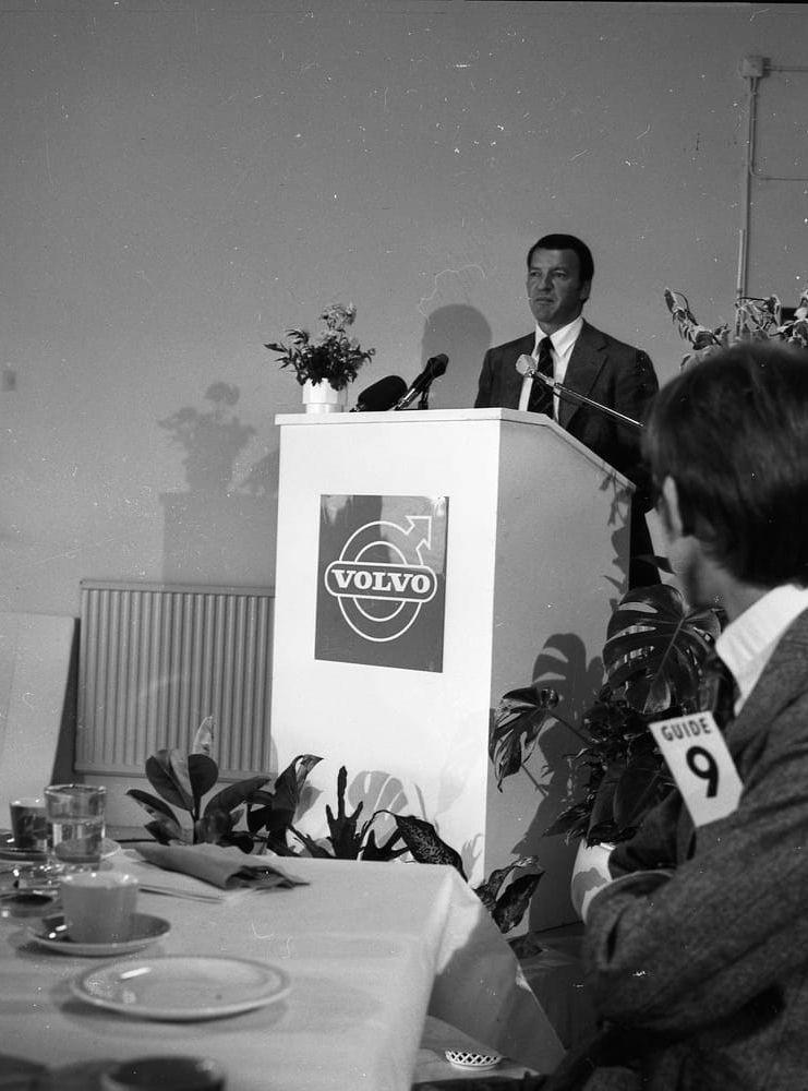 Pehr G Gyllenhammar besöker den nya bilsätesfabriken i Bengtsfors år 1971. Anläggningarna i Färgelanda och Bengtsfors kallades Volvo Dalslandsverken.