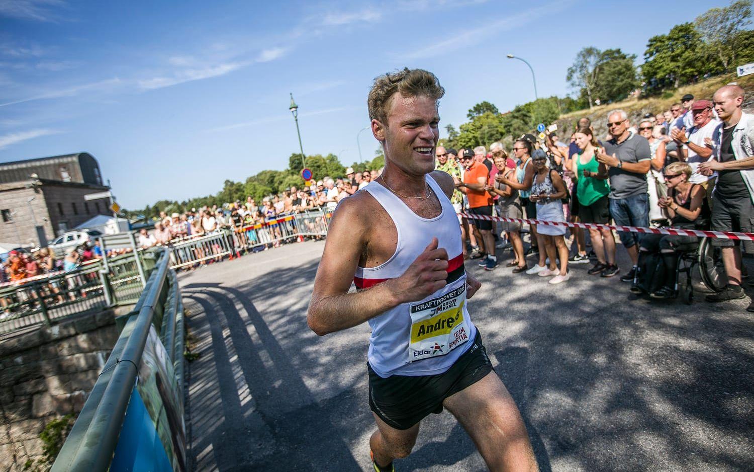 Trollhättekillen Andreas Åhwall, Hässelby SK, blev bäste lokale löpare med en niondeplats. Här har han precis passerat Oscarsbron och därmed avverkat halva loppet.