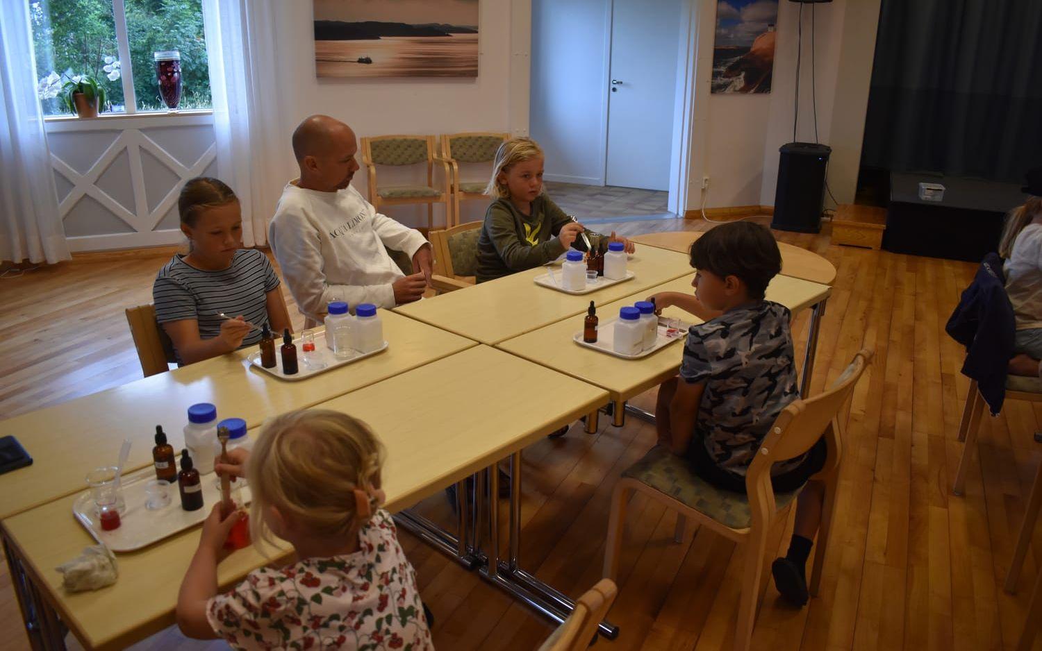 Vattenexperiment på Folkets hus på Skaftö. 