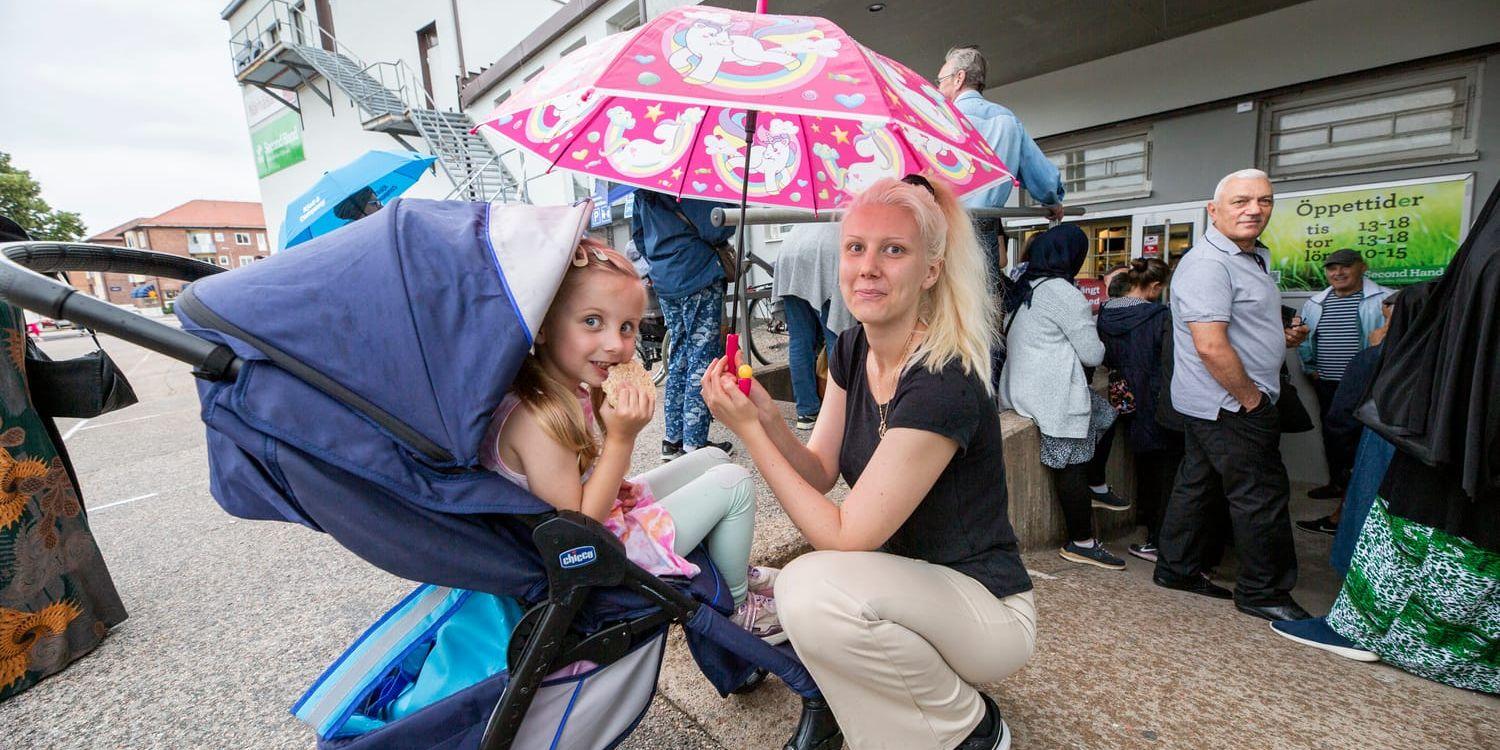 Rebecka Matsson med dottern Lily, 4, ska titta på leksaker och textil. Intresset för second hand har funnits länge.