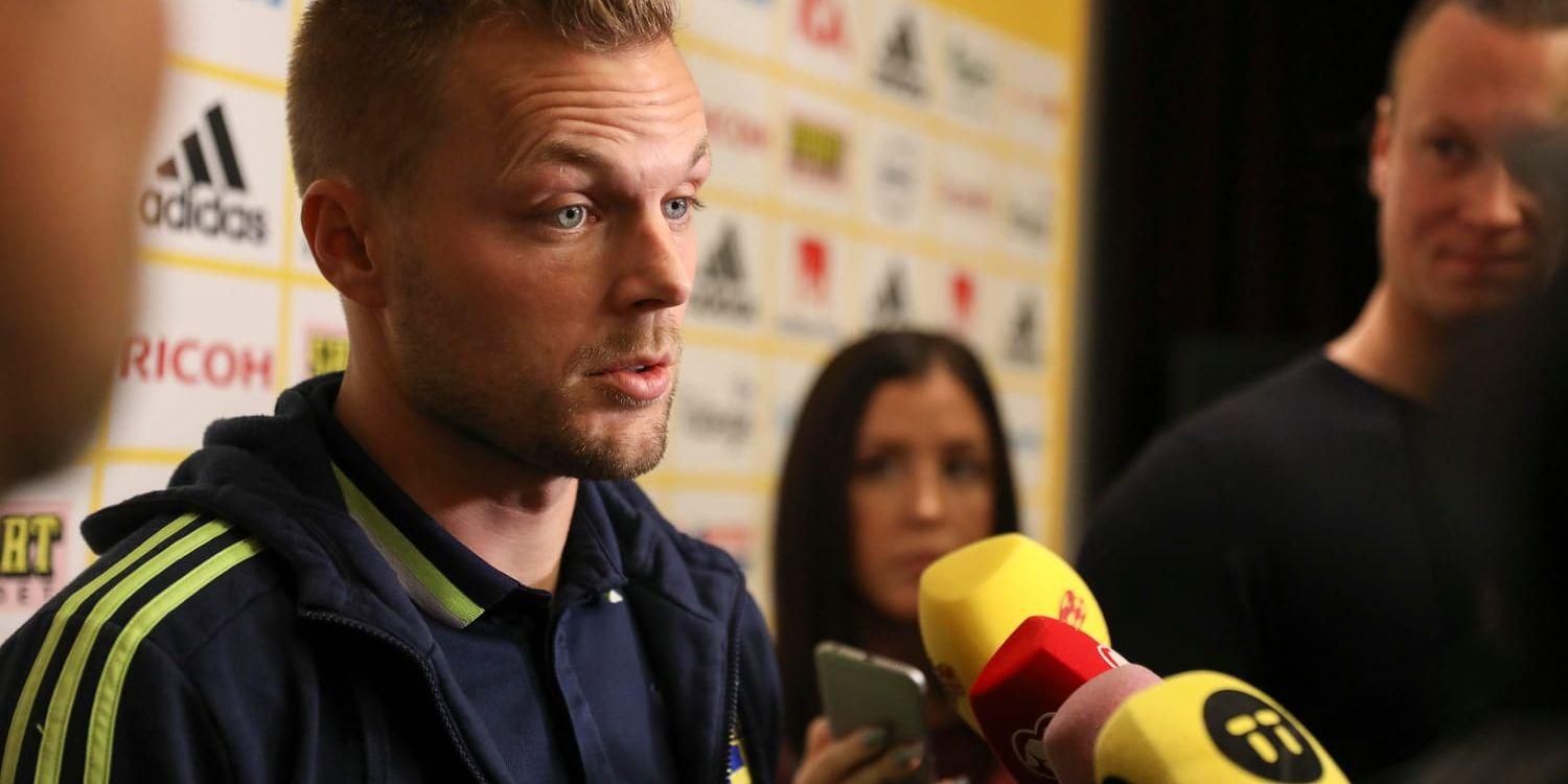 Sebastian Larsson vid lördagens mixade zon i Stockholm efter mötet med Italien.