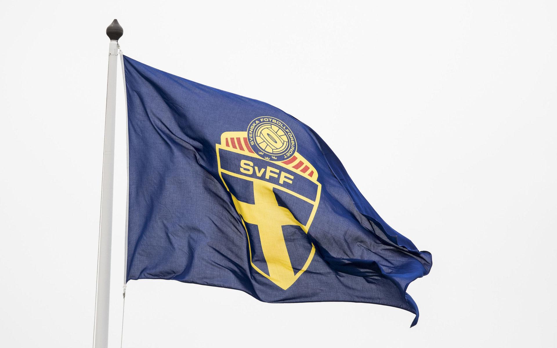 Arkivbild. Svenska fotbollförbundets flagga vajar.