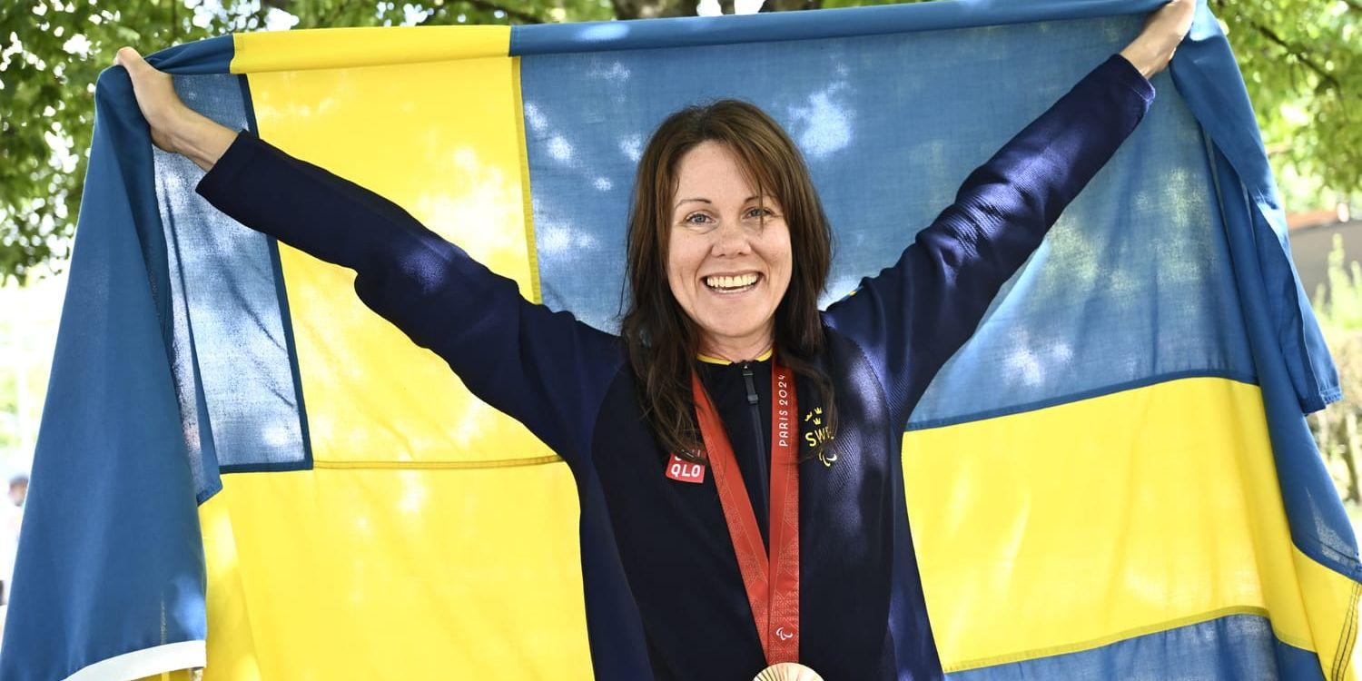 Anna Beck med Paralympicsbronset runt halsen.