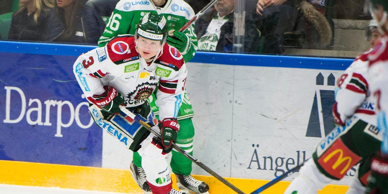 Det blir en säsong till för Carl Grundström (nr 3) i Frölunda. Arkivbild.