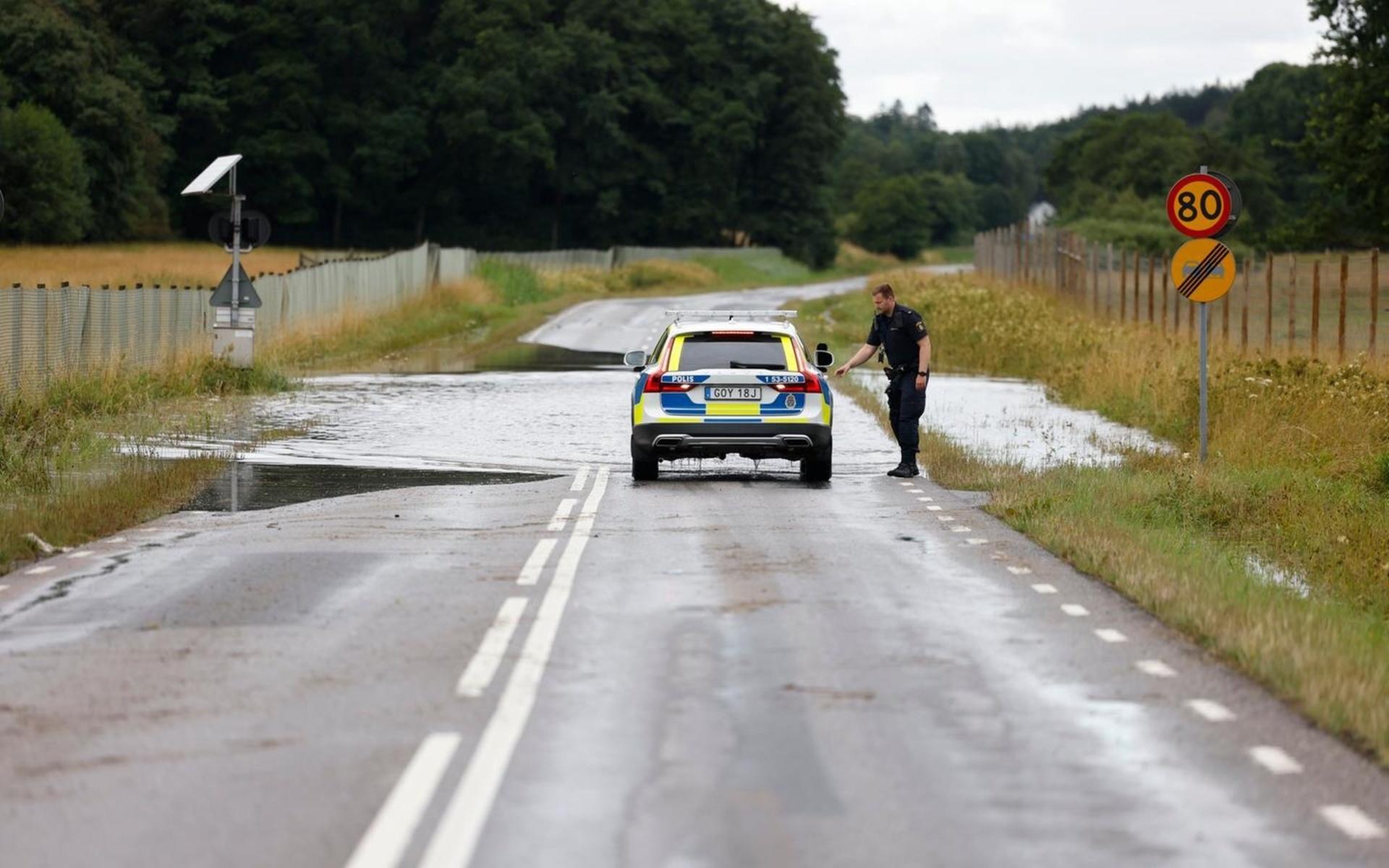 Stora mängder vatten på väg 171 mot Hunnebostrand. Bild: Nils Petter Nilsson