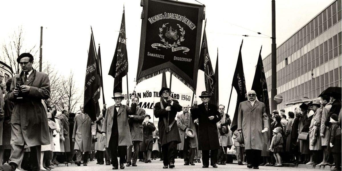 Demonstration 1:a maj. Fana med texten "MASKINIST & ELDAREFACKFÖRENINGEN STIFTAD DEN 31 DECEMB. 1900. SAMARBETE BRODERSKAP