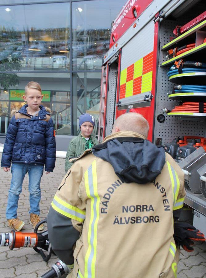 Vincent Blidsell och lillebror Colin får en rundtur i brandbilen