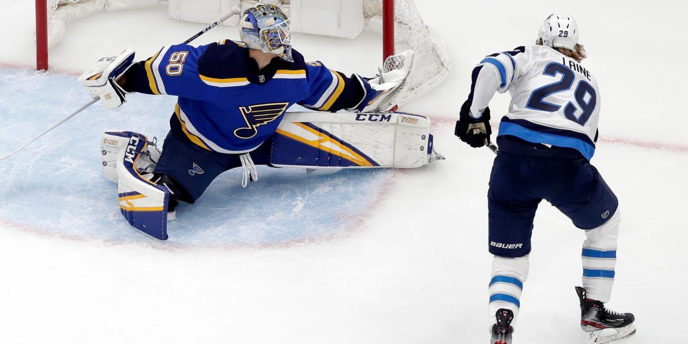 Winnipegs Patrik Laine gör mål bakom St Louis målvakt Jordan Binnington. Det var tredje matchen i rad som Laine gjorde mål.