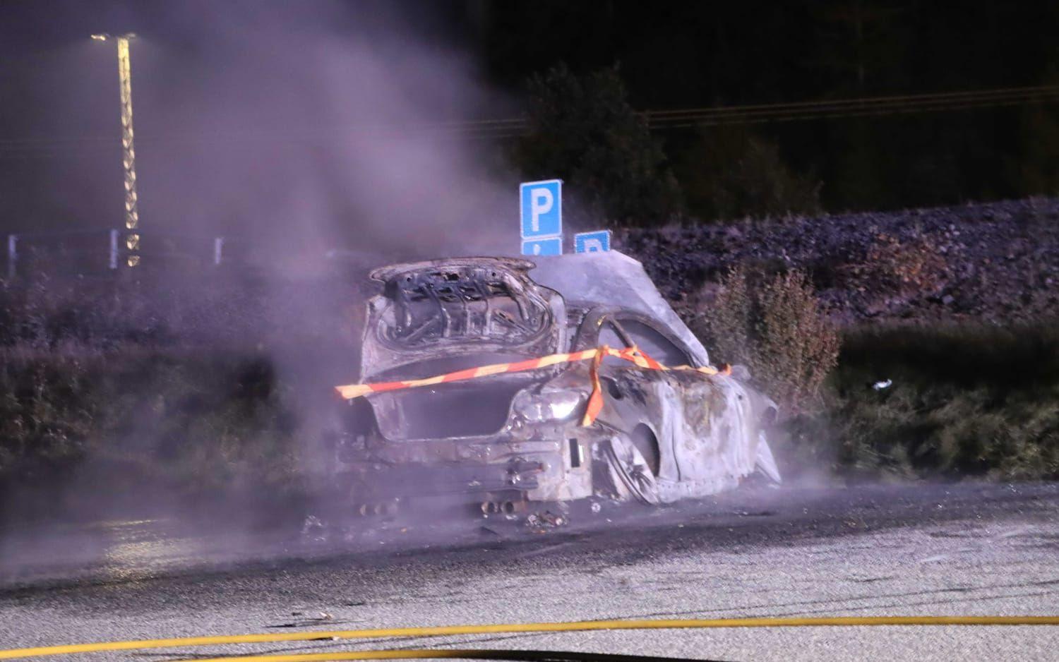 En bil började brinna på pendelparkeringen vid Dinglemotet under kvällen. 