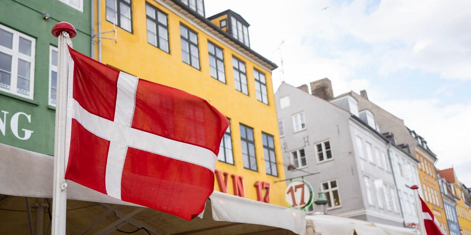 København, Danmark 20200701. Dansk flagga i Nyhavn i København sentrum.Foto: Fredrik Hagen / NTB scanpix / TT / kod  20520