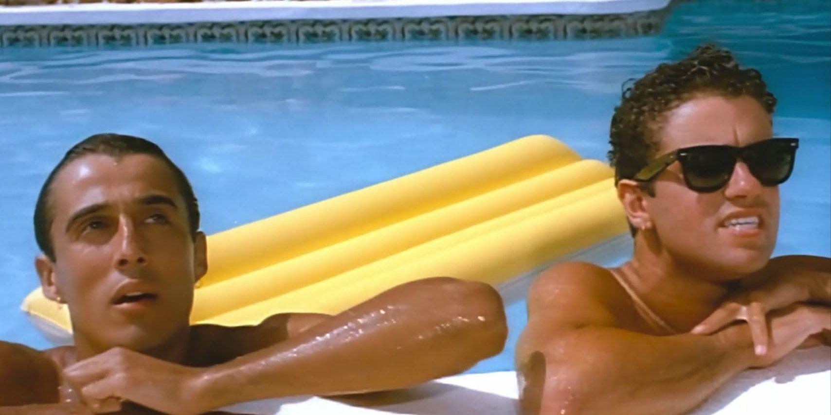 Andrew Ridgeley (till vänster) och George Michael under inspelningen av musikvideon till Wham-låten 'Club Tropicana'. Duons berättelse skildras i nya dokumentären 'Wham' på Netflix. Pressbild