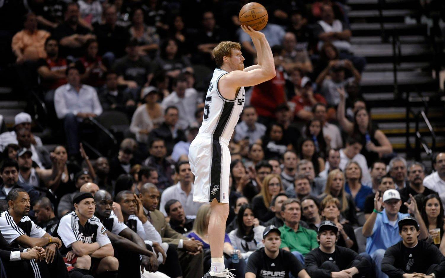 Matt Bonner hade en del problem med skyttet 2015, inte så konstigt kanske eftersom han drabbades av tennisarmbåge. San Antonio Spurs-lirarens förklaring till skadan var otippad: hans nya iPhone var större än den föregående modellen. "Man måste sträcka mer på fingrarna, jag tror att det är så jag fick den (tennisarmbågen)", sade han till Concord Monitor. Foto: TT