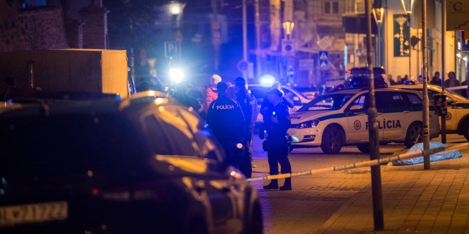 Två män dog och en kvinna skadades vid dödsskjutningen mot en gaybar i Bratislava.