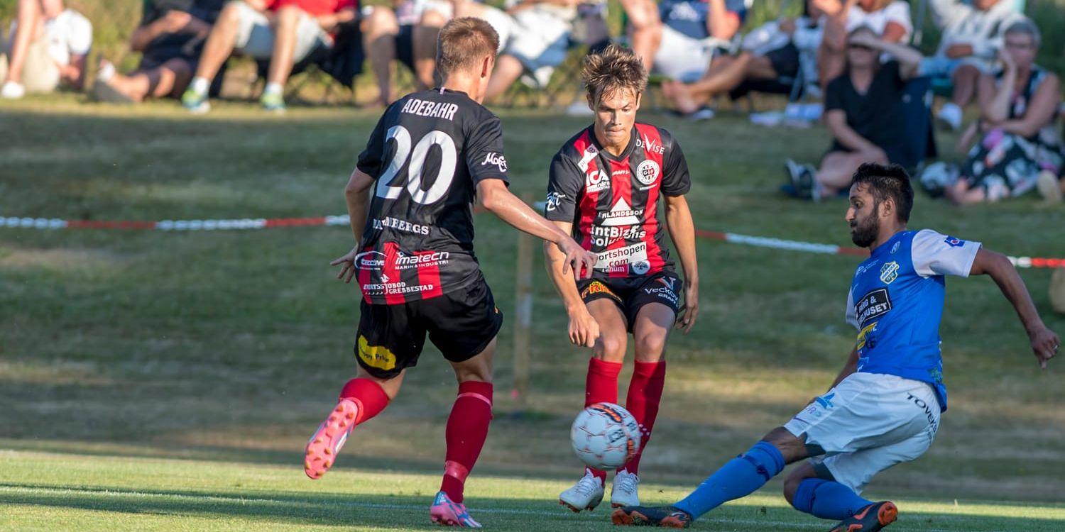 Tobias Carlsson spelade 27 av 30 matcher för Grebbestad i division 1 södra under 2018. Här är han i närkamp med Oddevolds Mido i derbyt på Siljevi inför över 1000 personer.