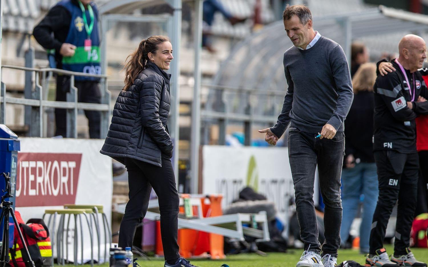 220526 Rosengårds tränare Renee Slegers och Häckens tränare Robert Vilahamn under finalen i Svenska Cupen mellan FC Rosengård och Häcken den 26 maj 2022 i Malmö. Foto: Mathilda Ahlberg / BILDBYRÅN / COP 240 / CB0163