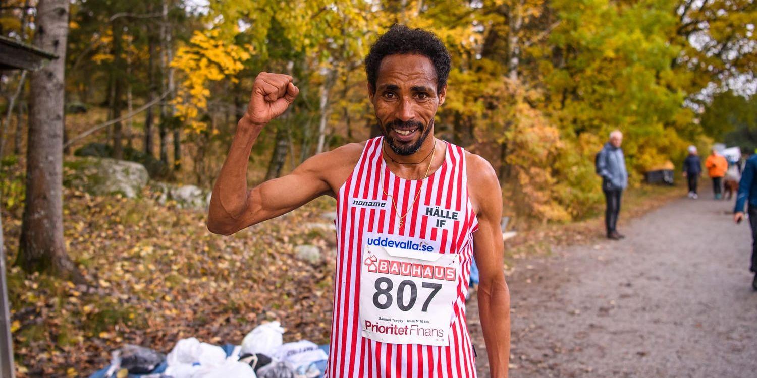 201025 Samuel Tsegay, Hälle IF, jublar över vinsten efter  herrarnas final i 10km i terräng-sm den 25 oktober 2020 i Stockholm.