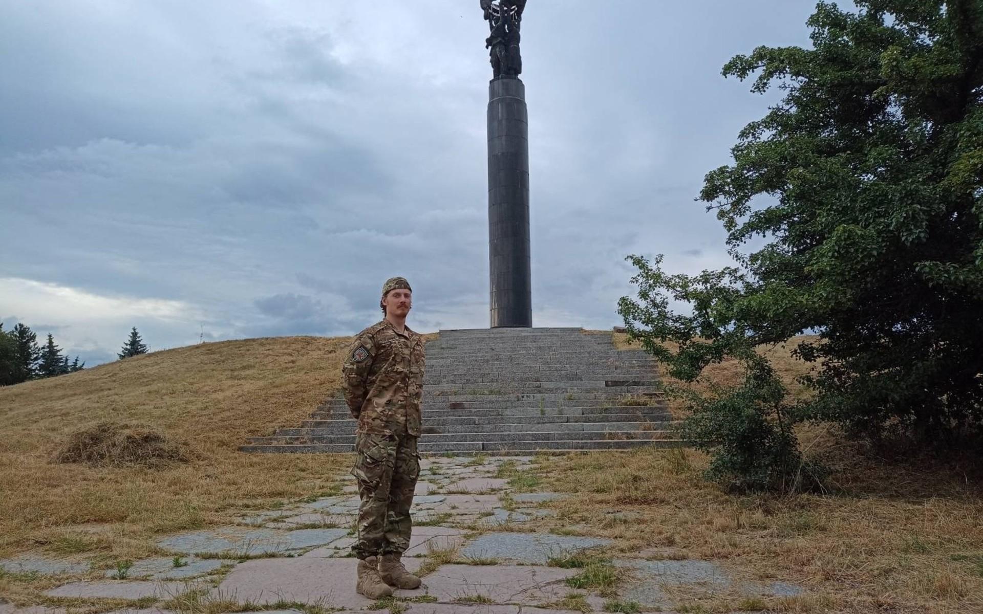 Sjukvårdaren Tobias Engqvist åkte till Ukraina i mars i år. Här står han framför ett monument i Zhytomyr.