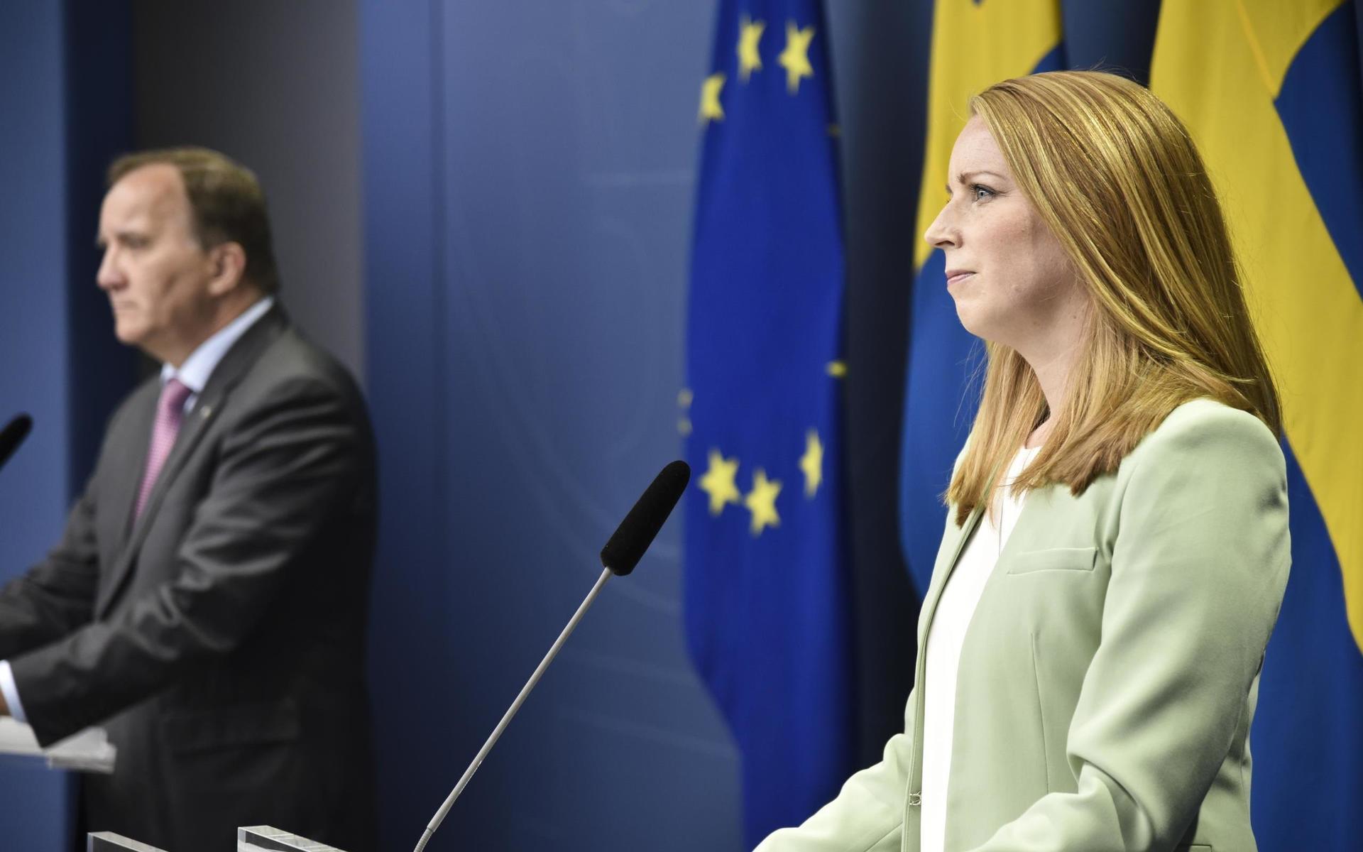 Centerpartiets partiledare Annie Lööf och statsminister Stefan Löfven (S) försökte blidka V.