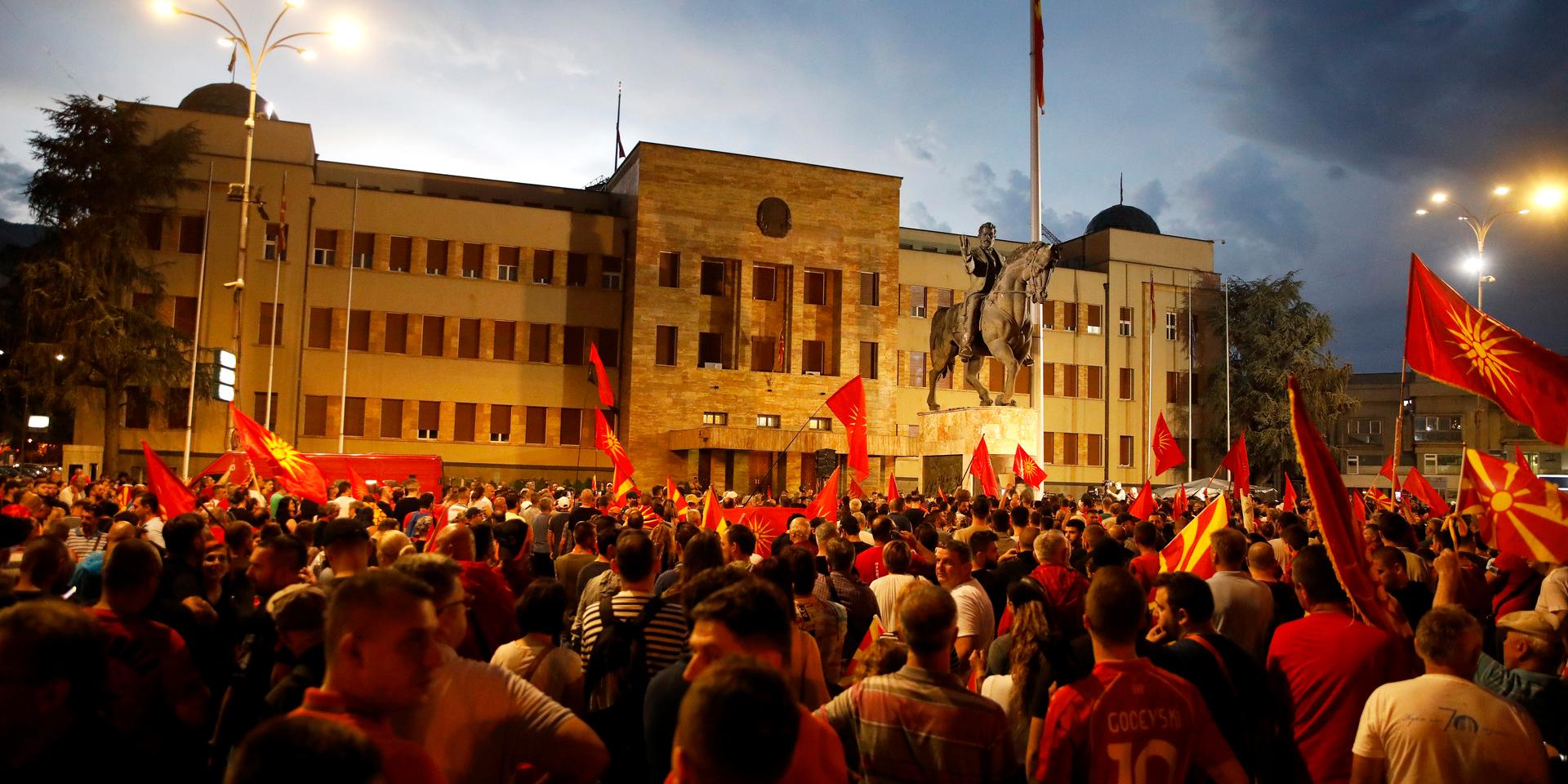 Nordmakedonien är splittrat i synen på den uppgörelse som kan bana väg för medlemskapsförhandlingar med EU. Oppositionen anser att uppgörelsen gör för många eftergifter till Bulgarien och protesterade i huvudstaden Skopje i förra veckan. Arkivfoto.