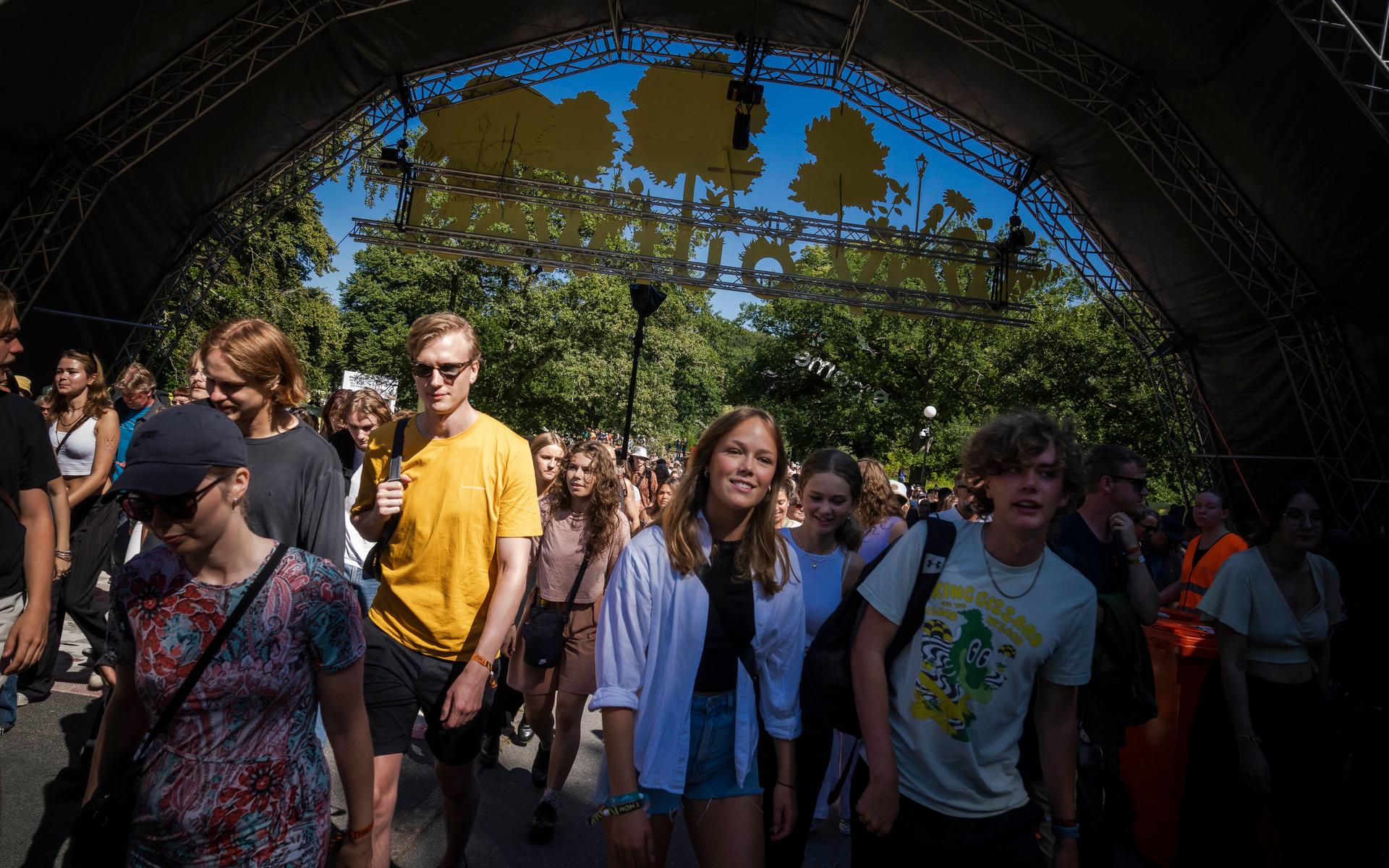 De första, förväntansfulla besökarna på väg in på festivalen. 