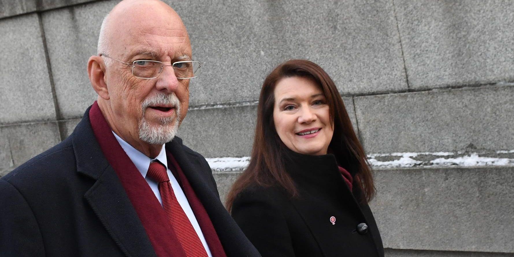 EU-minister Hans Dahlgren och utrikeshandelsminister Ann Linde lämnar riksdagshuset på måndagen.