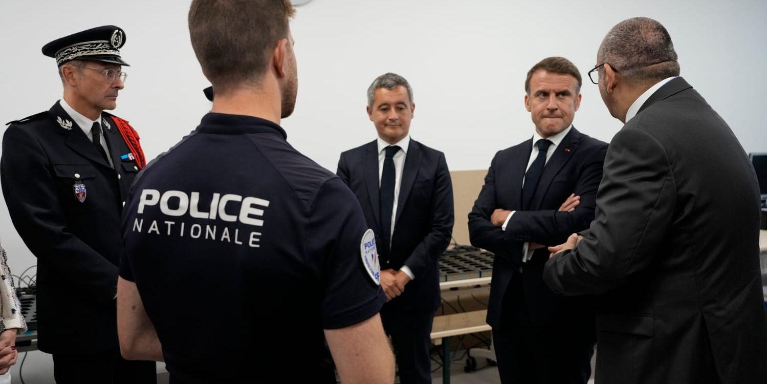 Frankrikes inrikesminister Gerald Darmanin och president Emmanuel Macron besökte en polisstation inför OS i Paris.