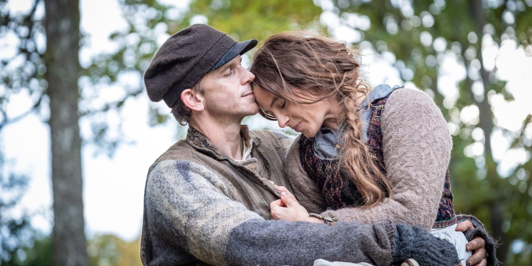 'Vi är de goaste vänner'. Kristina (Lisa Carlehed) följer motvilligt med sin man Karl Oskar (Gustaf Skarsgård) till USA när hon inser att alternativet är att stanna i Sverige och svälta ihjäl. Pressbild.