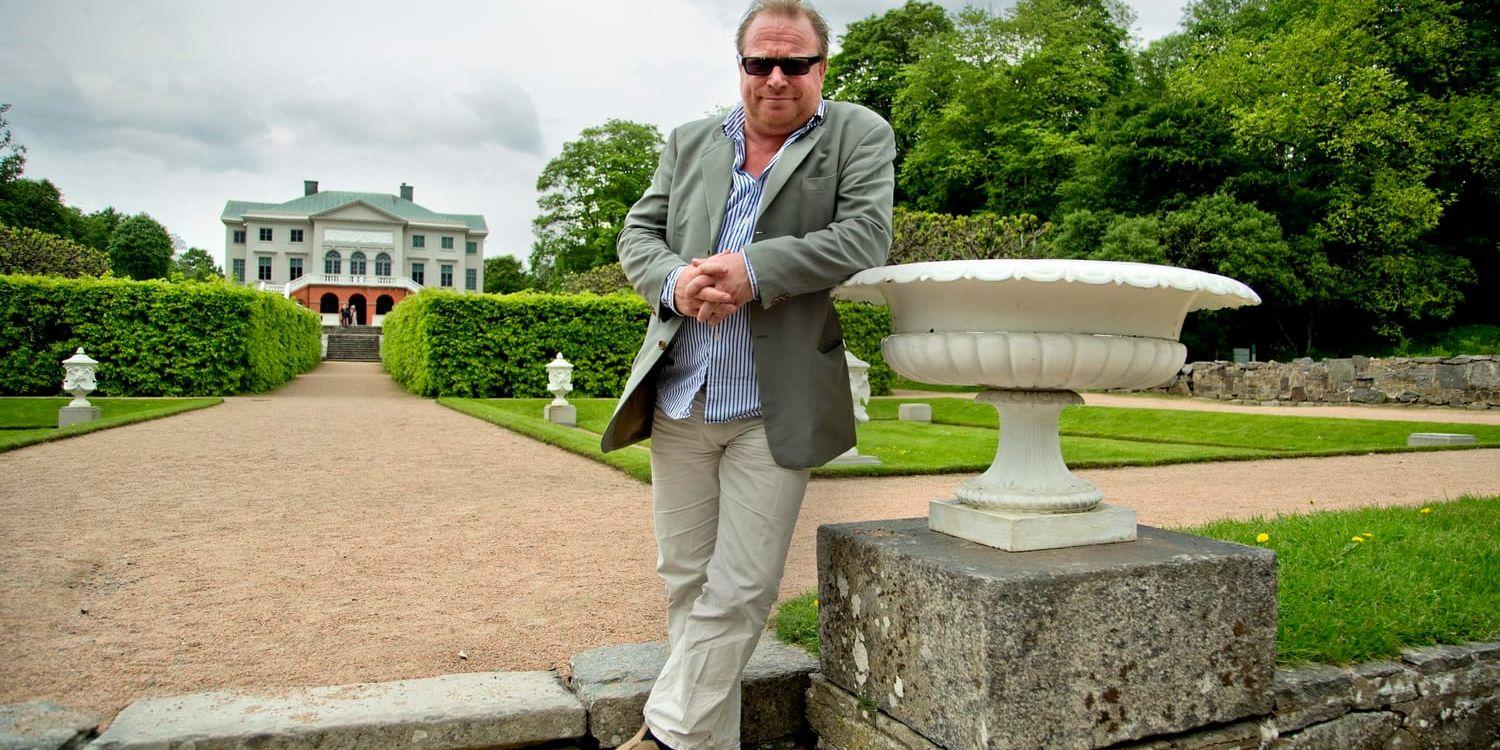 Claes Malmberg framför Gunnebo slott, där han var verksam i åtta år. Nya teatern blir i en liknande miljö. Arkivbild.