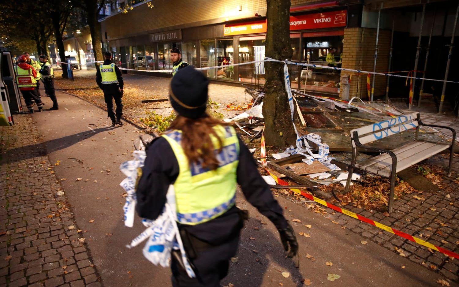 Polisen minskar avspärrningar på Övre Husargatan och släpper på trafiken.