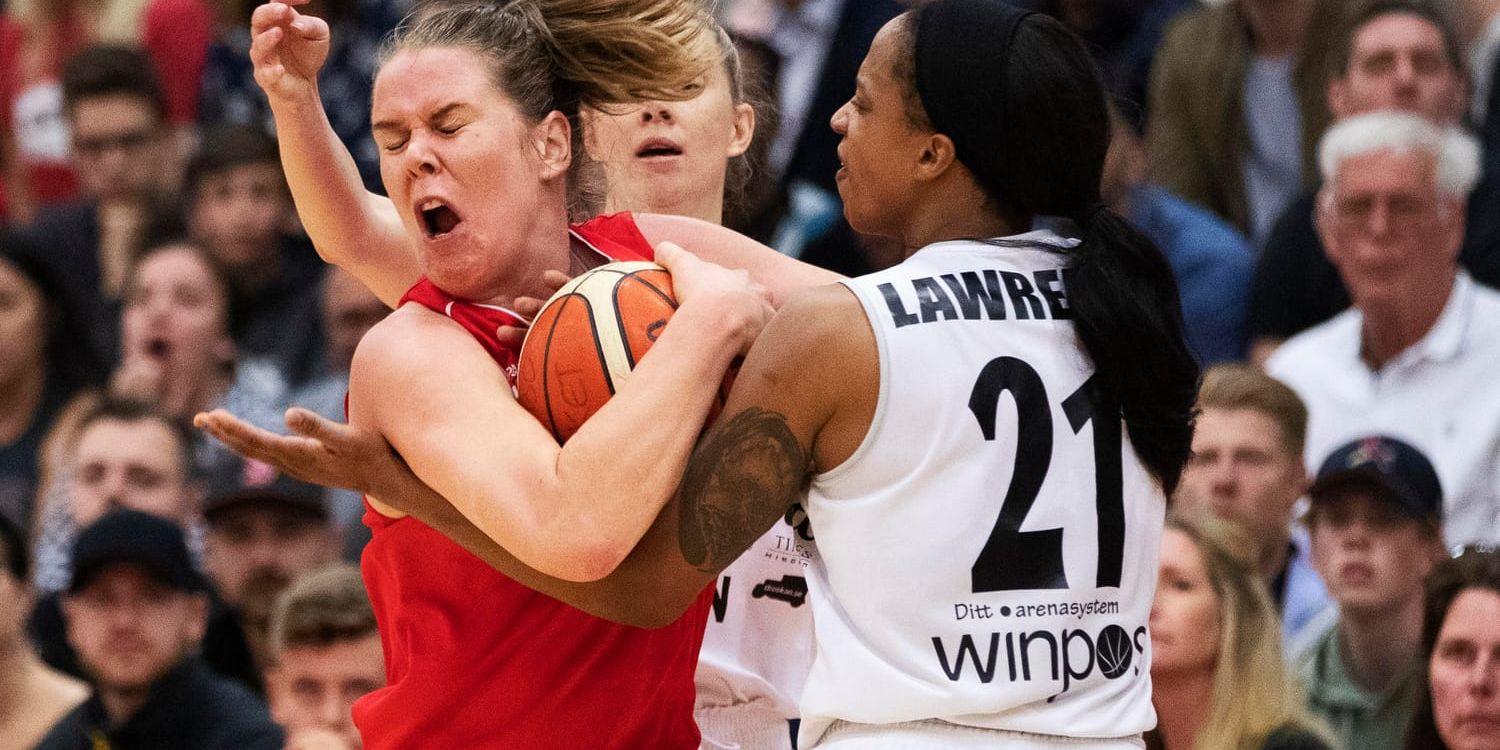 Alyssa Lawrence, till höger, sänkte 24 poäng mot Högsbo. Arkivbild.