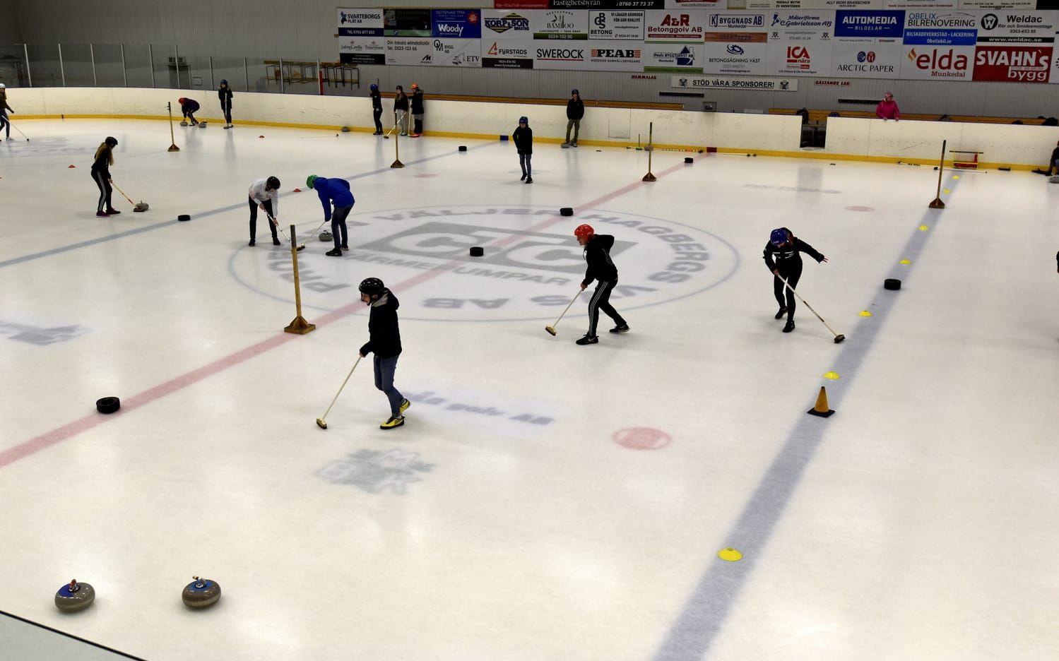 Under hela veckan har Gunnar Fredriksson lärt ut sina curling-kunskaper för elever. 