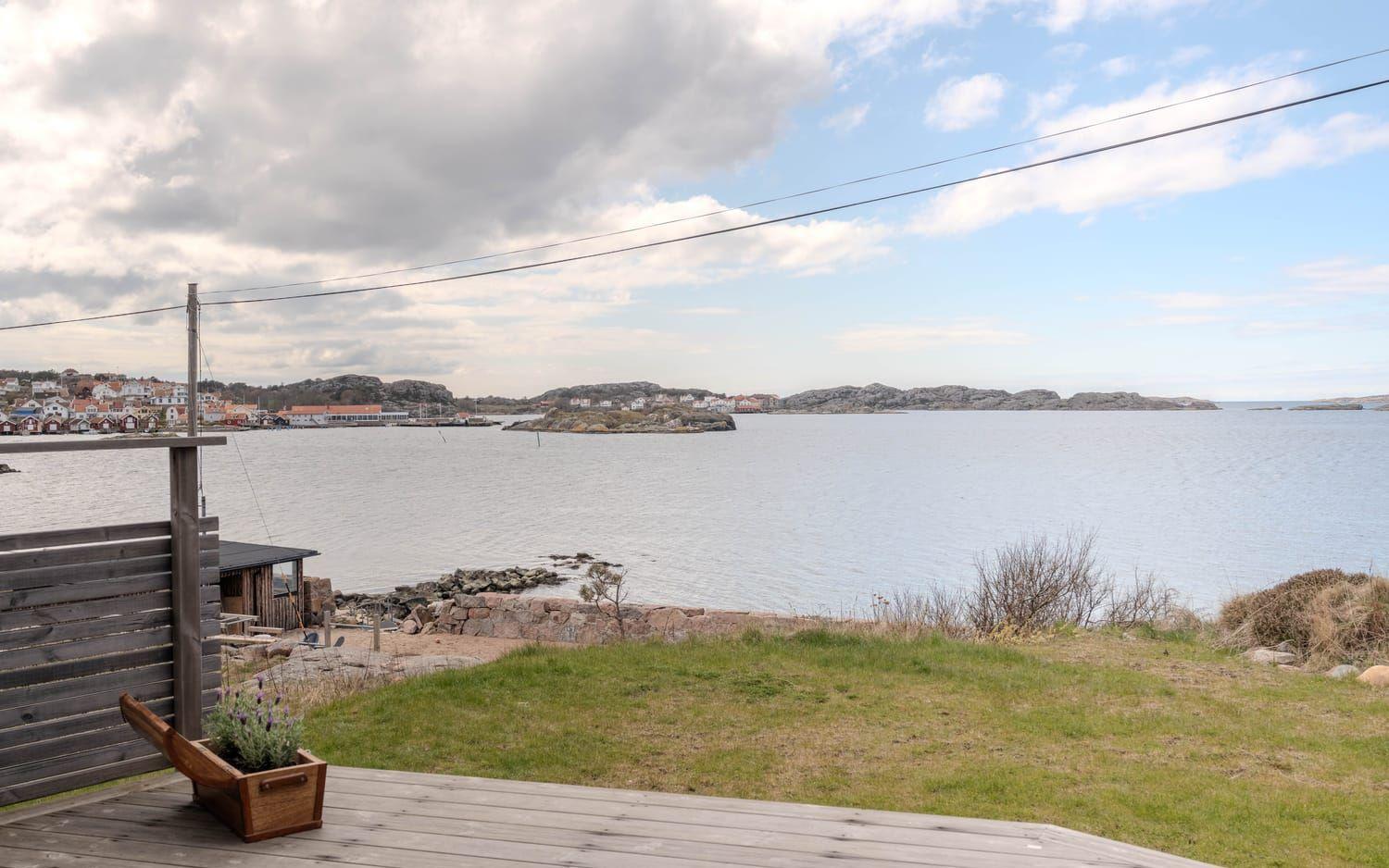 Huset har fritt västerläge med utsikt över havet.