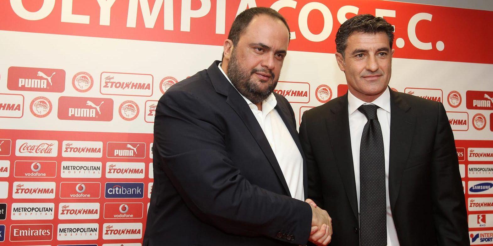 Olympiakos ordförande Vangelis Marinakis (till vänster) anklagas för matchfixning. På bilden skakar han hand med före detta tränaren Michel (till höger) 2013. Arkivbild.