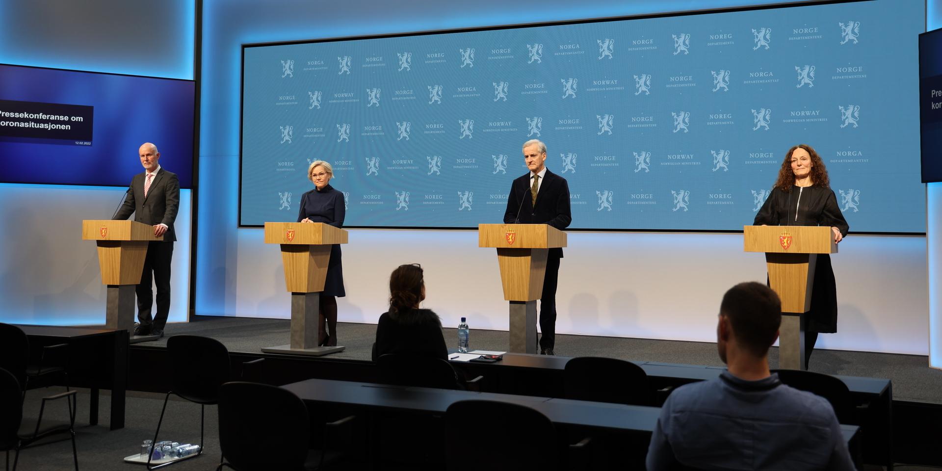 Hälsodirektör Bjørn Guldvog, hälso- och omsorgsminister Ingvild Kjerkol, statsminister Jonas Gahr Støre och hälsoinstitutets generaldirektör Camilla Stoltenberg under dagens presskonferens.