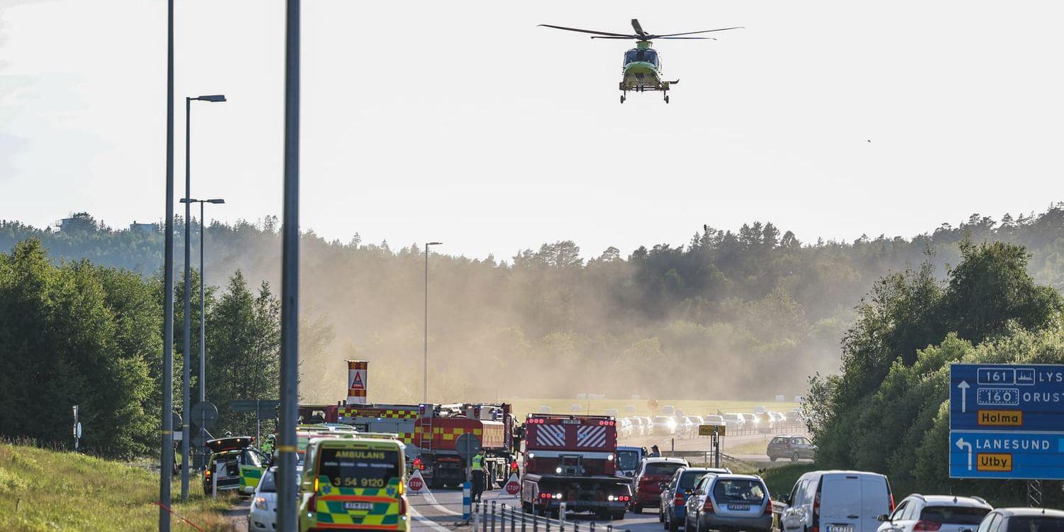 Tre personer har först till sjukhus med allvarliga skador efter en olycka på väg 161.