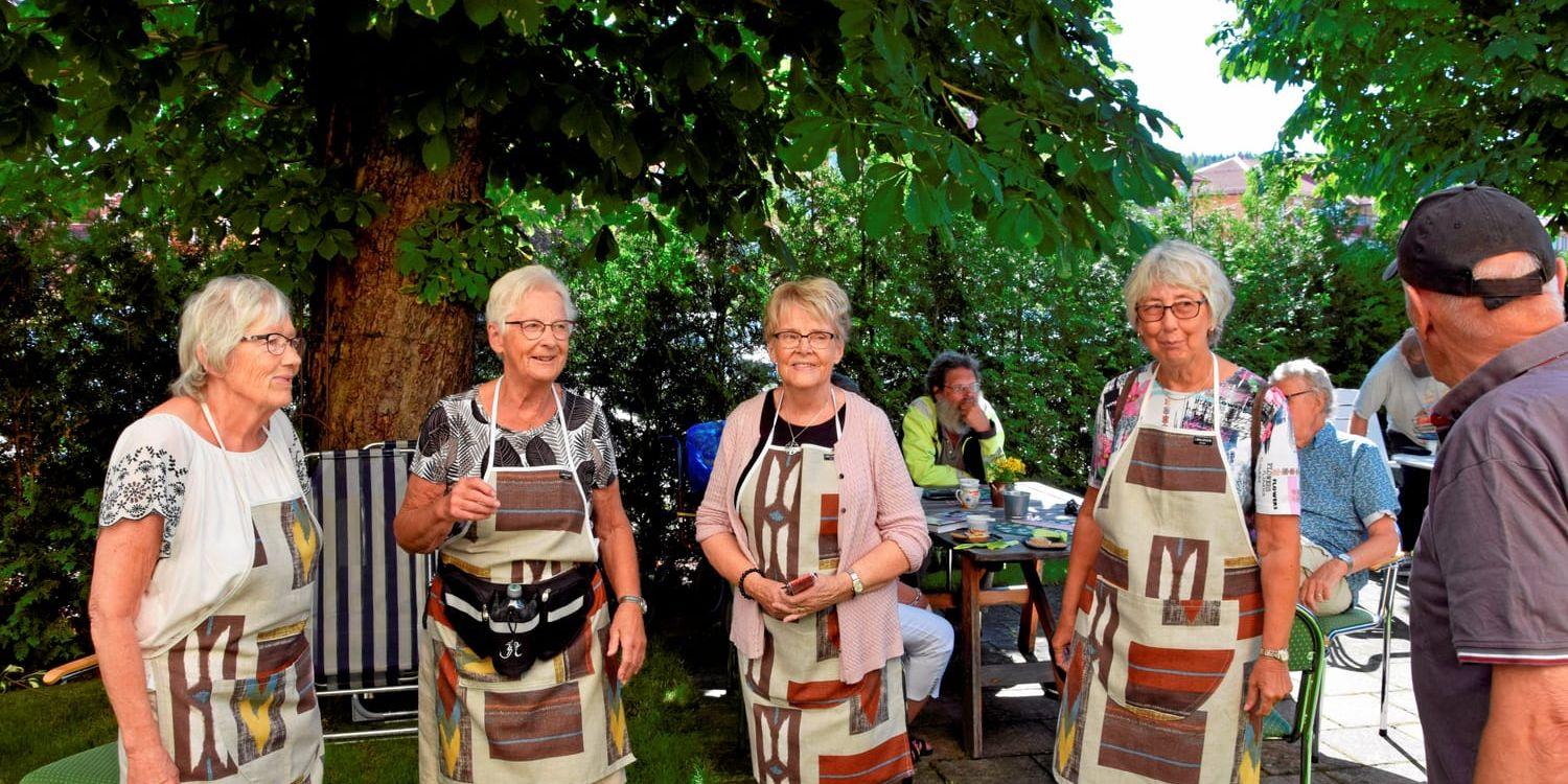 Att undvika isolering är också livsviktigt. Folkets hus startade Fröken Folkes Fik när kommunen stängde ner alla sina verksamheter. Från vänster: Kerstin Johansson, Birgitta Carlander, Marianne Karlsson och Ulla-Britt Blom, som hjälps åt att driva kaféet.