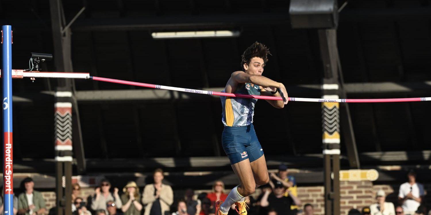 Armand Duplantis sista försök på världsrekordet 6,25 meter. Ribban ville inte ligga kvar.