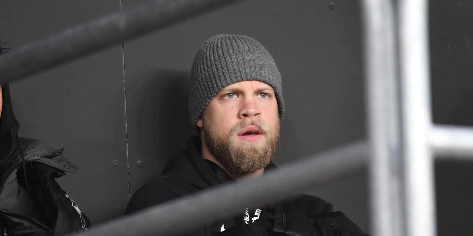 AIK:s Daniel Sundgren är skadad och sitter på läktaren under söndagens fotbollsmatch i allsvenskan mellan Kalmar FF och AIK på Guldfågeln arena.