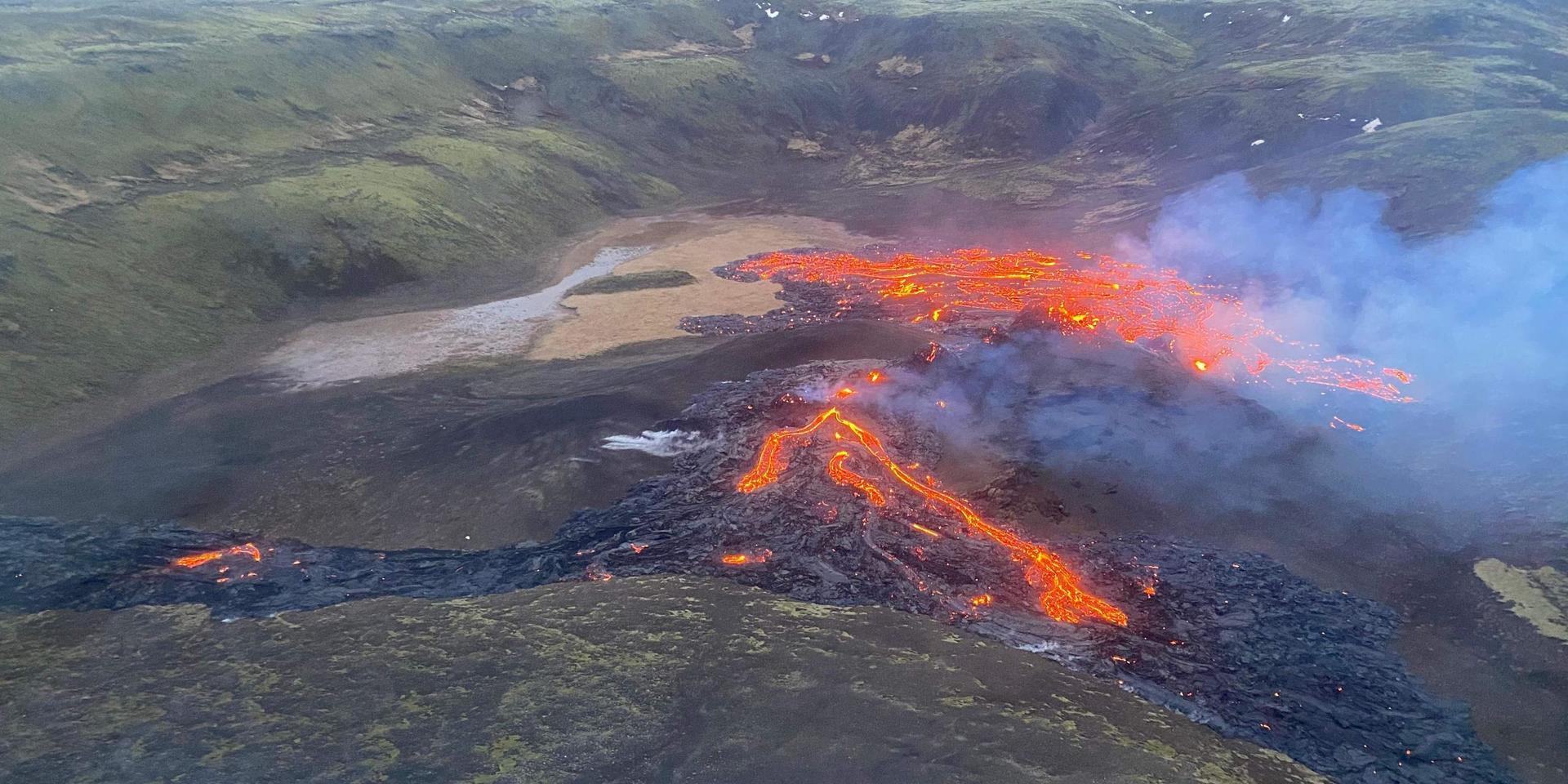 Lavan flödar omkring fyra mil sydväst om Reykjavik.