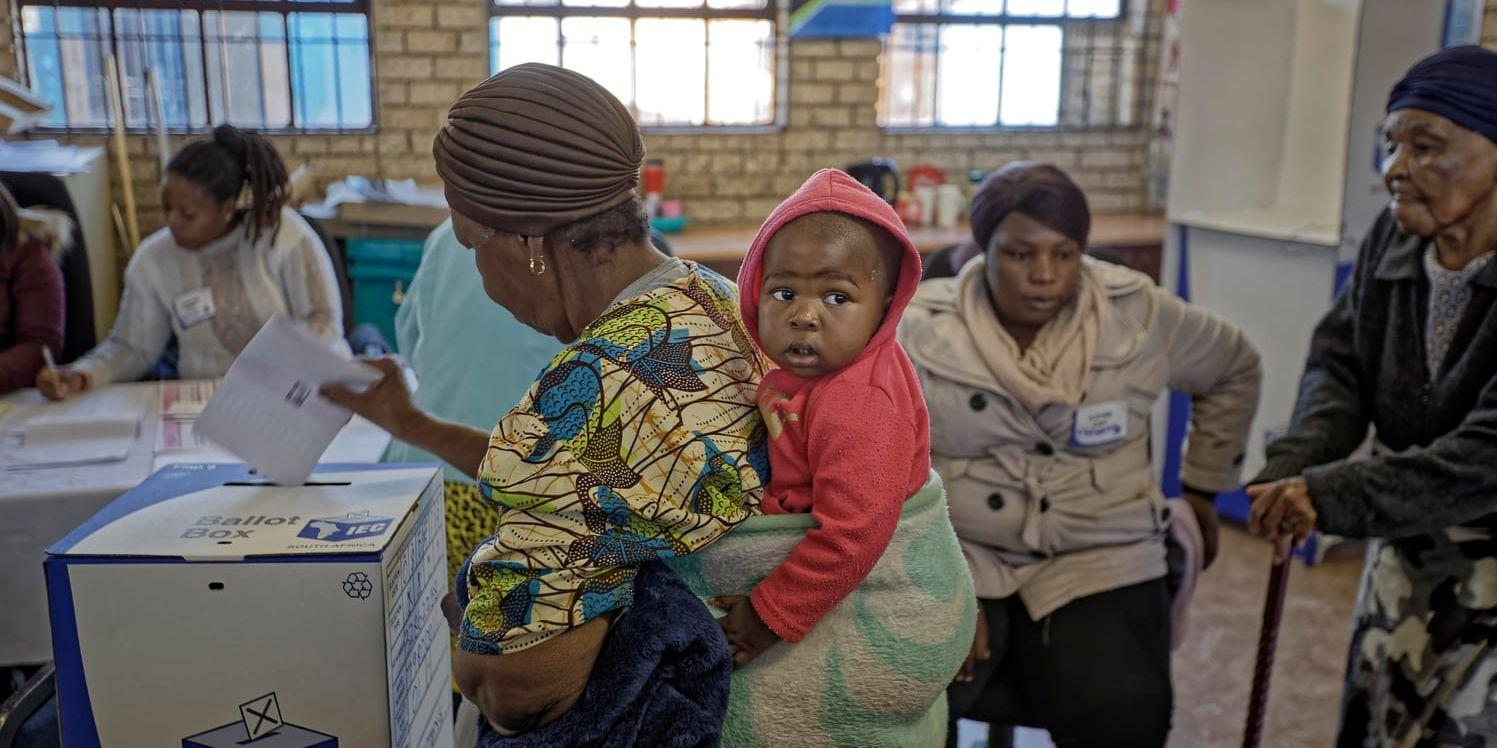 Sydafrikaner röstar i en skola i Soweto, Johannesburg.