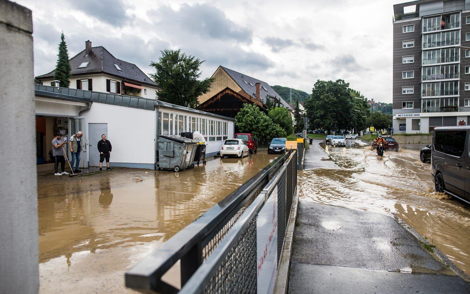 Gator var vattentäckta i staden Lörrach-Tumringen i Tyakland och många källare var fyllda med vatten. 