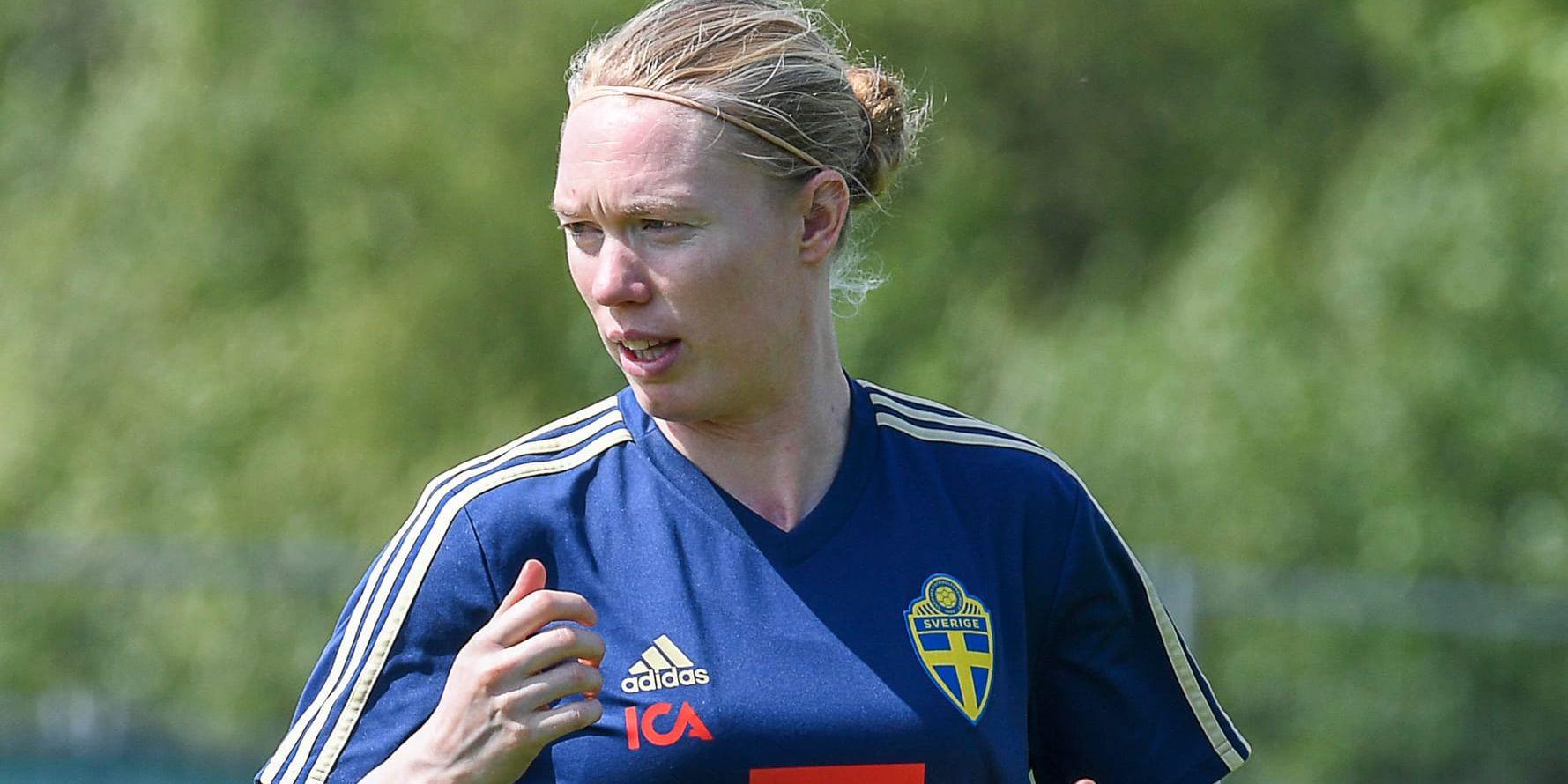 Hedvig Lindahl störs av pollen och står över fredagens presskonferen inför VM-kvartsfinalen mot Tyskland.