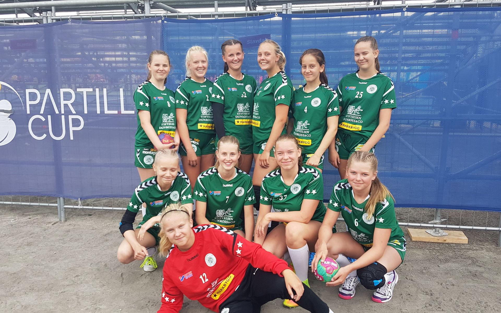 Överst från vänster: Agnes Olsson, Ellen Baldesjö, Tilly Aronsson, Ebba Marjanovic Bengtsson, Anna Johansson, Anna Nilsson. Sittande från vänster: Elina Jacobsson, Tilda Johansson, Saga Eriksson, Tuva Möller. Liggande Ella Fridolfsson