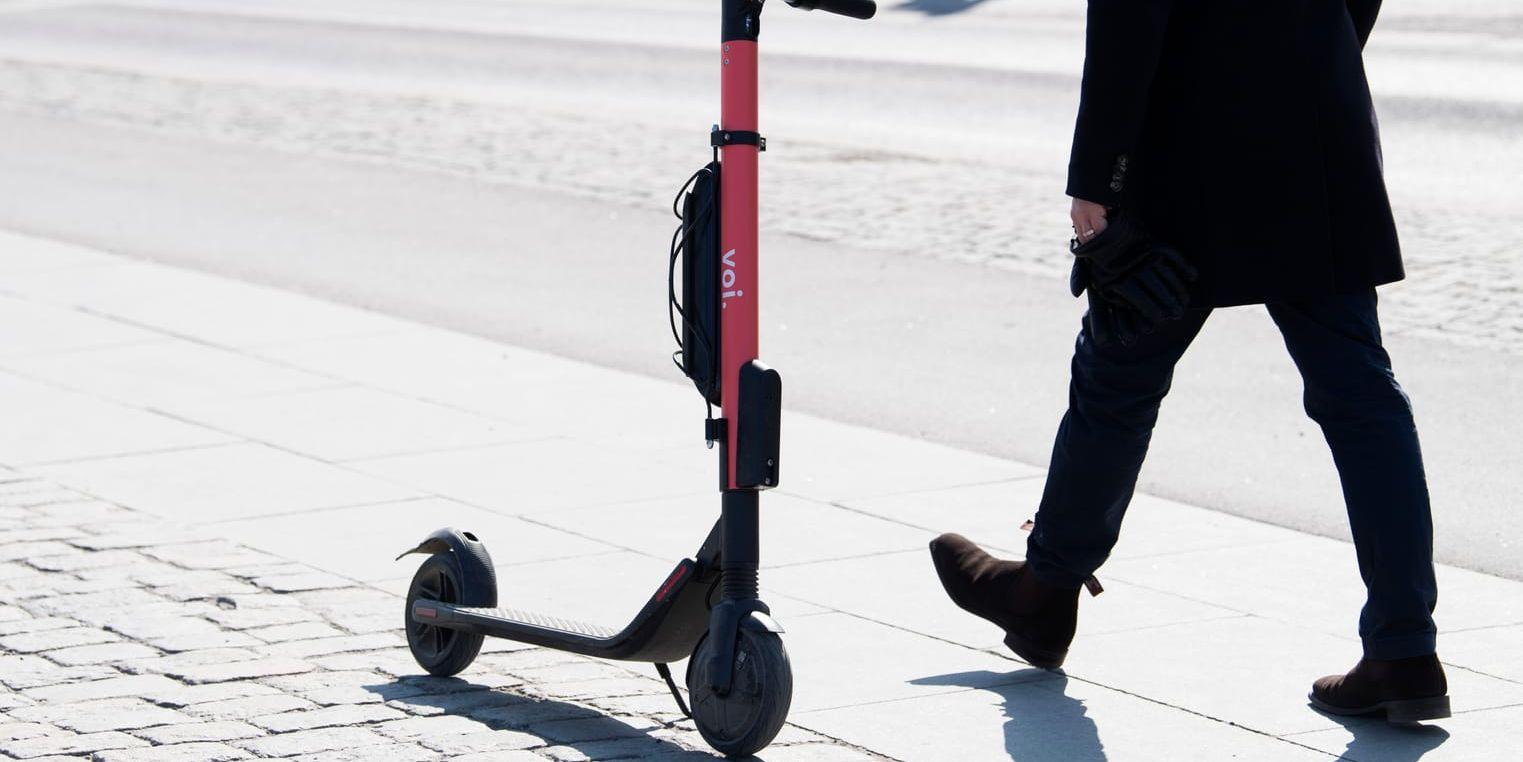 Elsparkcyklar som står i vägen för fotgängare har länge väckt kritik. Nu hoppas Voi att parkeringsböter ska minska slarvet. Arkivbild.