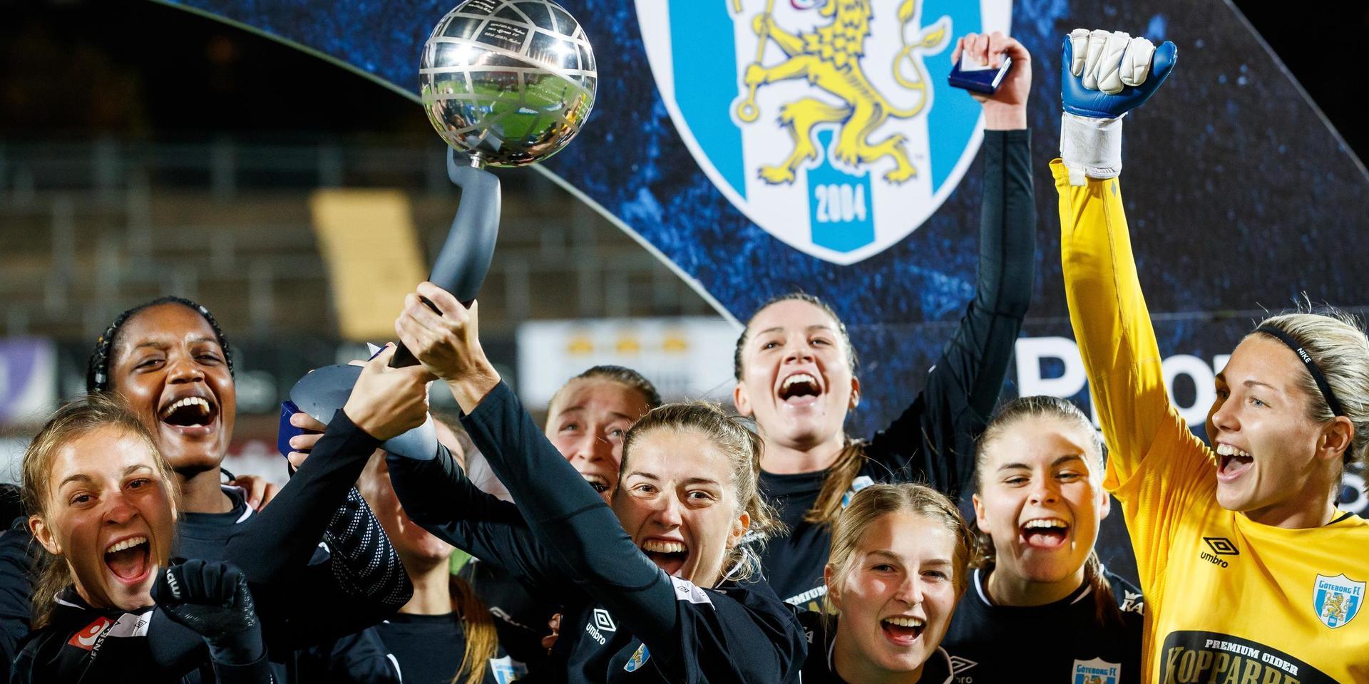 Göteborgs Julia Zigiotti Olme, Filippa Angeldahl och målvakt Jennifer Falk jublar med Kronprinsessan Victorias pokal.