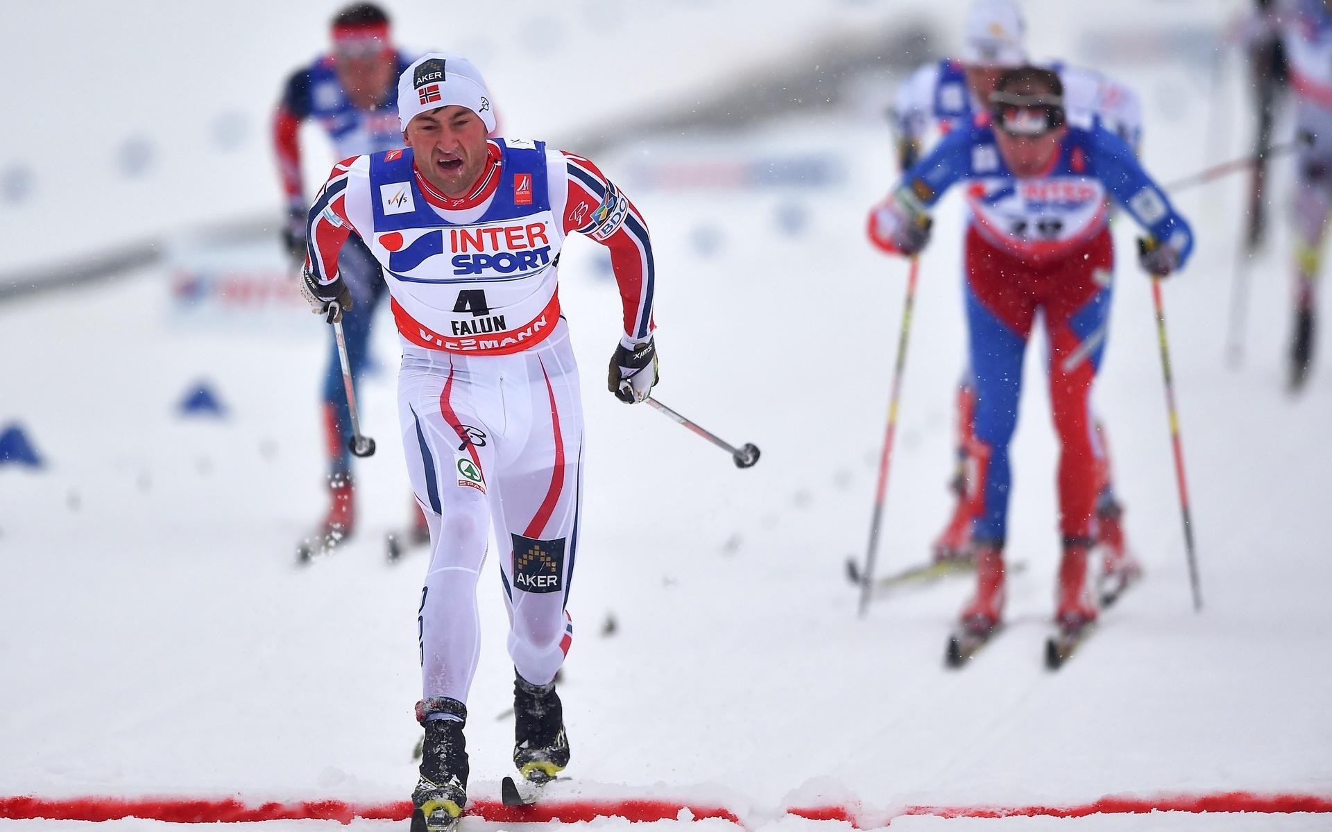 Petter Northug när han passerar mållinjen, först av alla.