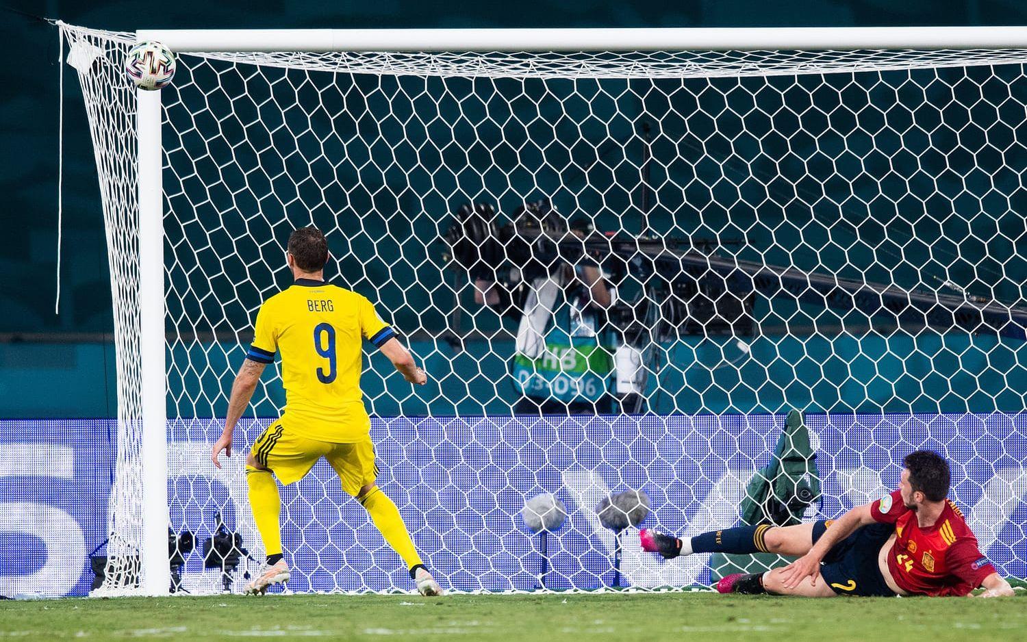 Marcus Berg missade en jättechans mot Spanien och fick, till följd av det, ta emot en uppsjö av hatiska kommentarer på sociala medier. 