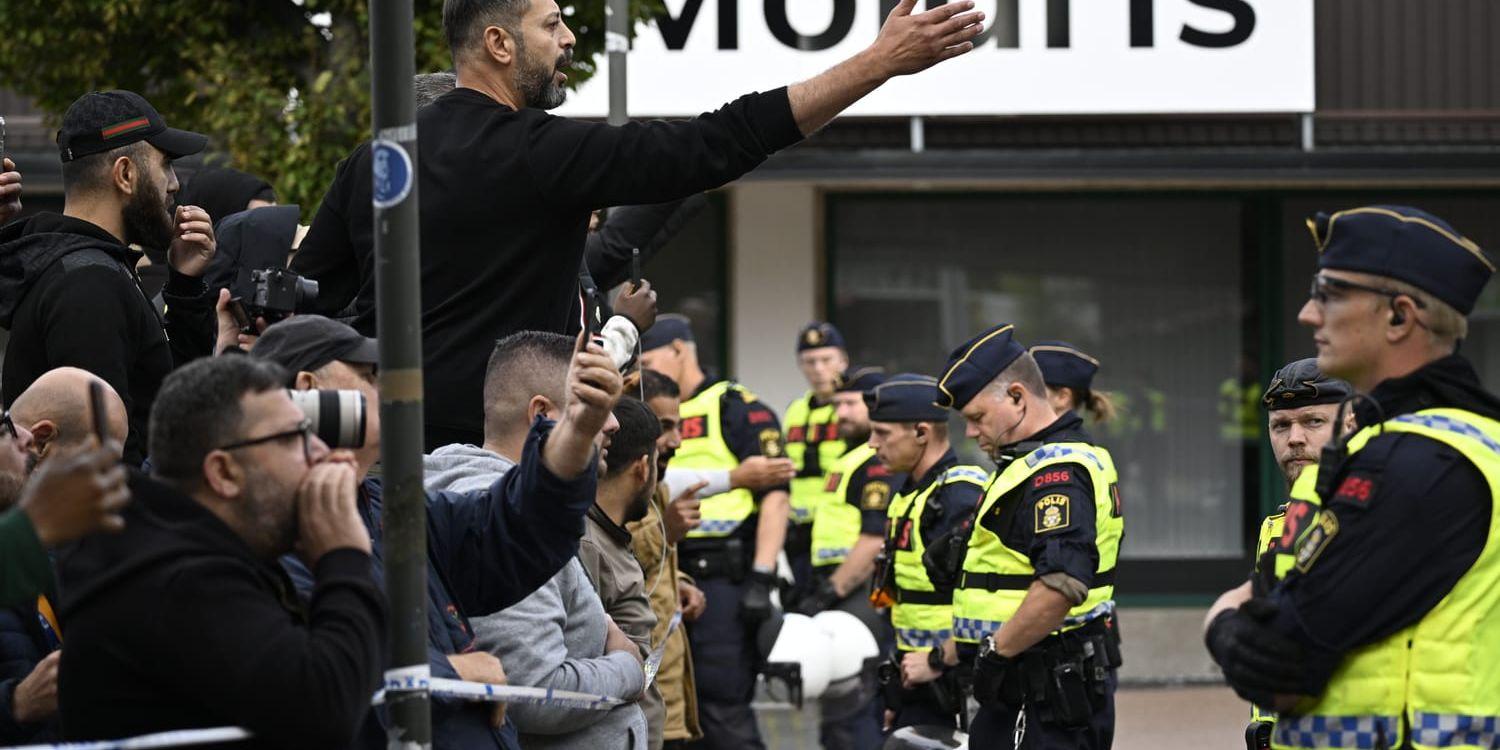 Poliser och motdemonstranter vid en koranbränning i Malmö i höstas.