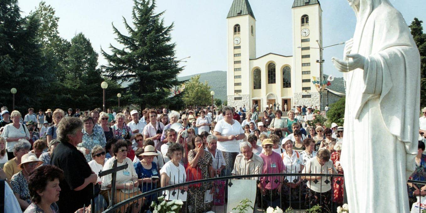 Tusentals katoliker ber i Medjugorje. Arkivbild från år 2000.